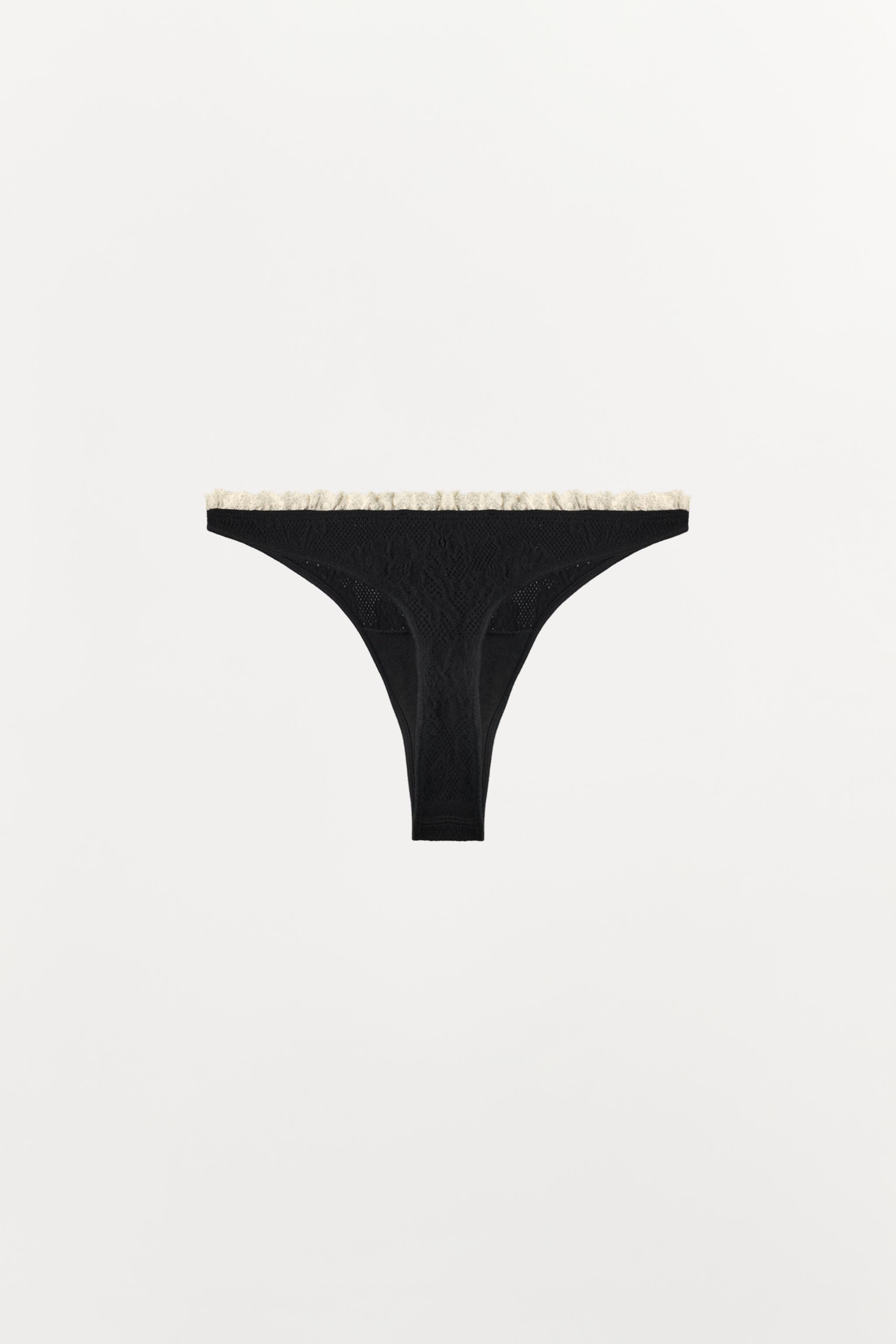 SEAMLESS LACE THONG